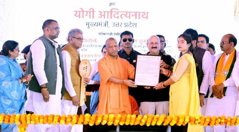 पलिया के चंदन चौकी कार्यक्रम में बड़ा ऐलान: Yogi Adityanath ने थारू जनजाति समेत कई परिवारों को दिए भूमि अधिकार और सरकारी लाभ