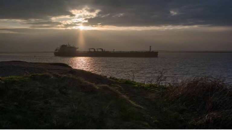 खाड़ी में तनाव से कच्चे तेल पर संकट, उत्पादन 57% तक गिरने की आशंका