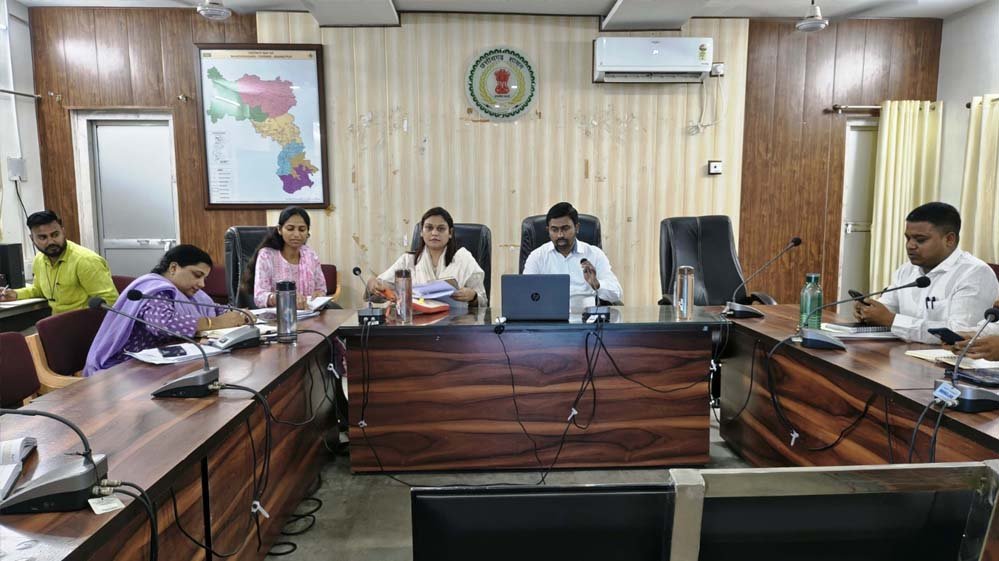 समय-सीमा बैठक में कलेक्टर सख्त, डीएमएफ कार्यों पर कड़ी निगरानी