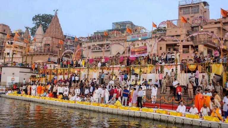 वाराणसी के मंदिरों और गंगा में आस्था की डुबकी लगाने वालों को अब नहीं होगी सामान खोने की चिंता