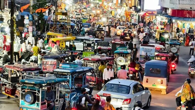 इंदौर में ट्रैफिक व्यवस्था सुधारने के लिए प्रशासन का नया कदम, ई रिक्शा पर लगाए जाएंगे रंग-बिरंगे स्टीकर और रूट तय होंगे