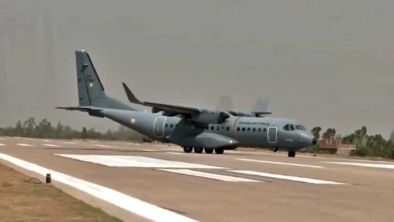 पूर्वांचल एक्सप्रेस-वे पर IAF की शक्ति: सुखोई और मिराज के उड़ान से गूंज उठा आसमान