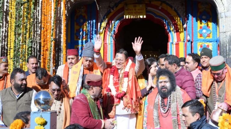 केदारनाथ धाम के कपाट खुलते ही महादेव का जयकारा, दर्शनार्थियों पर हुई पुष्प वर्षा