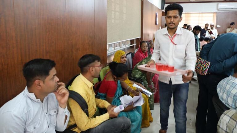 नर्मदापुरम जनसुनवाई में कलेक्टर का दिल जीतने वाला कदम, गर्मी में फरियादियों के लिए ठंडा पानी और शरबत