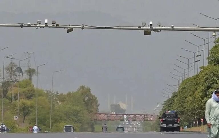 इस्लामाबाद 10 दिनों से लॉकडाउन में, पाकिस्तान की जनता बोली – आवाम को मिल रही बददुआ