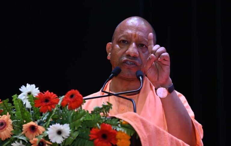 नारी शक्ति वंदन सम्मेलन में विपक्षी दलों पर गरजे सीएम योगी