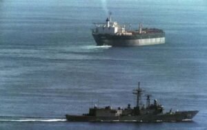 अमेरिका का ईरानी टैंकर पर धावा, हिंद महासागर में 3 जहाजों की घेराबंदी के बाद तनाव बढ़ा