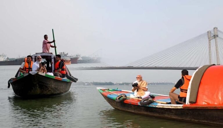 पीएम मोदी ने हुगली नदी में नाव की सवारी की, नाविक को ₹1000 और गले लगाया; 5 दिन पहले खाई थी झालमुड़ी