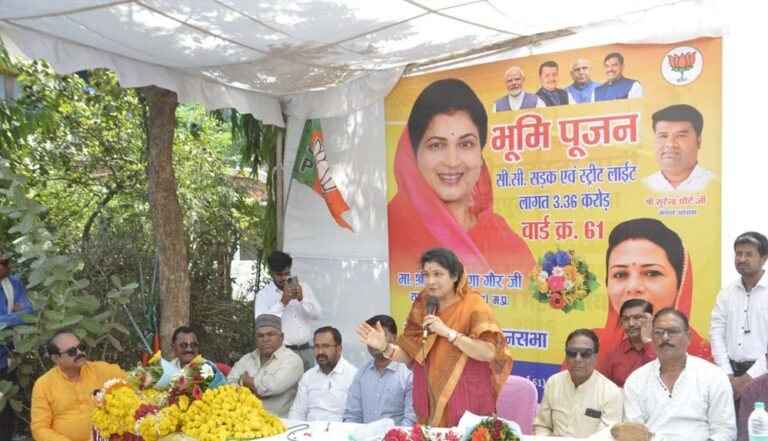 अवधपुरी में 4 लेन सीसी सड़क का भूमिपूजन, 3.36 करोड़ की लागत से होगा निर्माण राज्यमंत्री कृष्णा गौर ने किया अवधपुरी में 3.36 करोड़ की लागत से 4 लेन सीसी सड़क का भूमिपूजन