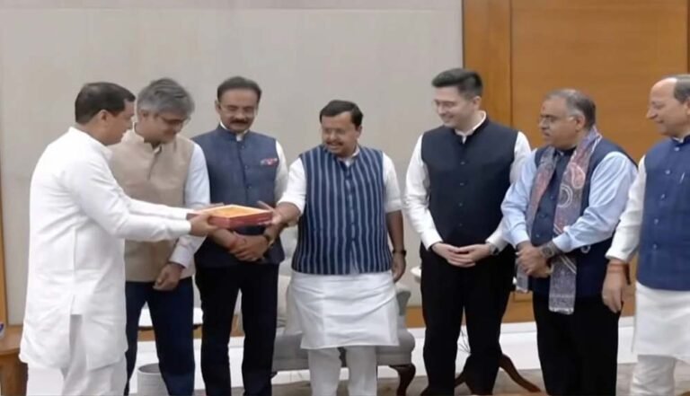 राघव चड्ढा समेत चार नेताओं ने बीजेपी जॉइन की, मिठाई खिलाकर स्वागत किया नितिन नवीन और अशोक मित्तल ने