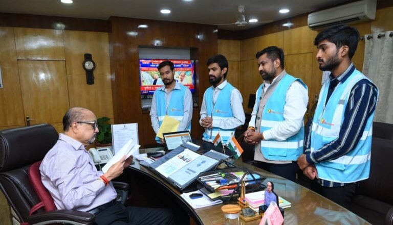 रायपुर : राज्यपाल डेका से फिल परमार्थ आश्रम के संस्थापक ने की भेंट