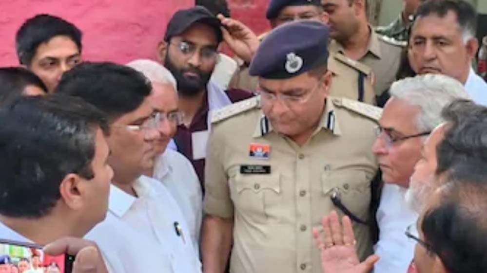 पूर्व CM का महिला IAS अधिकारी के साथ वीडियो वायरल, कांग्रेस ने SP ऑफिस के बाहर किया विरोध प्रदर्शन