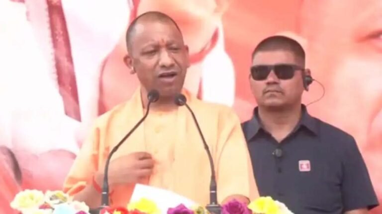 ‘हिंदू त्योहारों पर कर्फ्यू, ममता सड़कों पर नमाज पढ़वाती हैं’, CM योगी ने किया ममता पर तीखा हमला