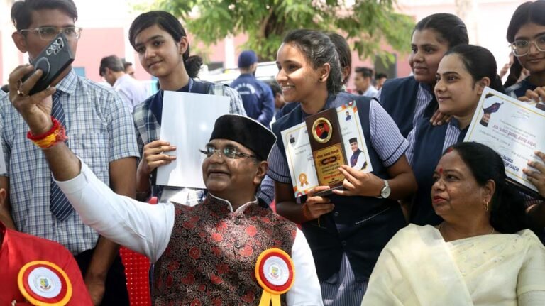 मंत्री सारंग ने नरेला में मेधावी विद्यार्थियों को किया सम्मानित, प्रोत्साहन से बढ़ेगा उत्साह