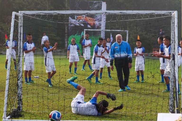 गोल के बाद पीएम मोदी ने खिलाड़ियों के साथ किया सेलिब्रेशन, फुटबॉल मैदान से खास तस्वीरें