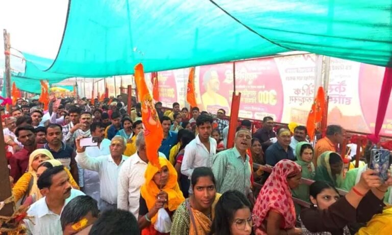 बागेश्वर धाम में हनुमान जन्मोत्सव की धूम, श्रद्धालुओं की उमड़ी भीड़, देश-विदेश से पहुंचे हजारों लोग