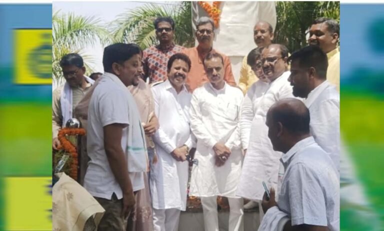 जनसेवा के पुरोधा को नमन, बाबूजी बिसाहू दास महंत की प्रतिमा पर उमड़ा श्रद्धा का सैलाब