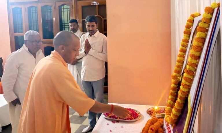 पूर्व विधायक शीतल पांडेय के पुत्र को मुख्यमंत्री योगी ने दी भावभीनी श्रद्धांजलि
