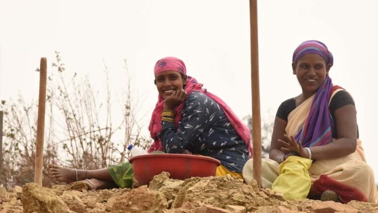छत्तीसगढ़ में आर्थिक और सामाजिक सशक्त हो रहीं महिला श्रमिक