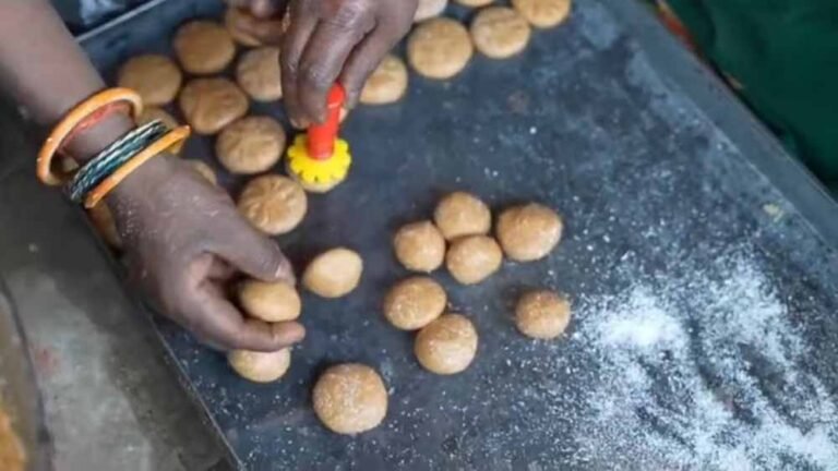 लकड़ी के चूल्हे पर गुड़ और घी से बनता शुगर-फ्री पेड़ा, अयोध्या से लेकर विदेश तक सप्लाई