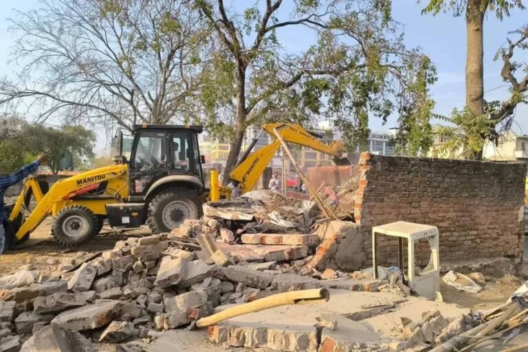 2200 करोड़ की जमीन से कब्जा हटाने पहुंची टीम पर विरोध, कार्रवाई रुकी