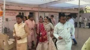 लाल जोड़े में पहुंची मीरा परमार, वोट डालकर निभाया नागरिक कर्तव्य