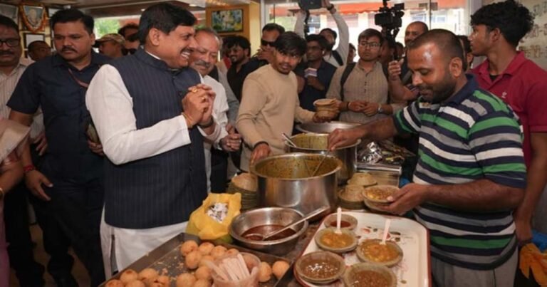 सीएम मोहन यादव ने काशी की कचौड़ी-पूरी का लिया लुत्फ, उनकी सादगी ने लोगों का दिल जीता