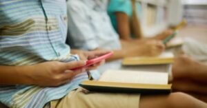 स्कूल में फोन पर बैन बढ़ा, बच्चों की पढ़ाई और मानसिक विकास पर असर, दुनिया भर में गहरा प्रभाव