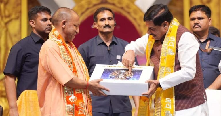 सम्राट विक्रमादित्य के जीवन पर आधारित महानाट्य में शामिल हुए CM  योगी और सीएम यादव