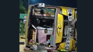 बाइक सवार को बचाने में हादसा, चार गंभीर घायल कोटा रेफर