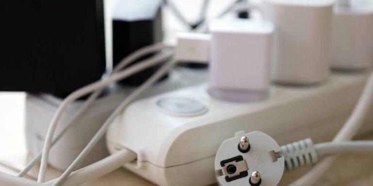 बिजली के उतार-चढ़ाव से बचाव: क्यों जरूरी है पूरे घर के लिए वोल्टेज स्टेबलाइजर