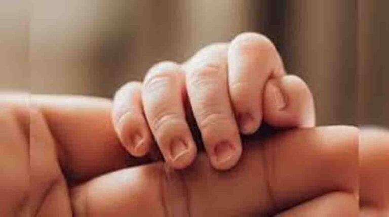 इंसानियत की मिसाल, खुद गोद ली गई माँ ने भारत के बीमार बच्चे को अपनाकर निभाया ममता का रिश्ता