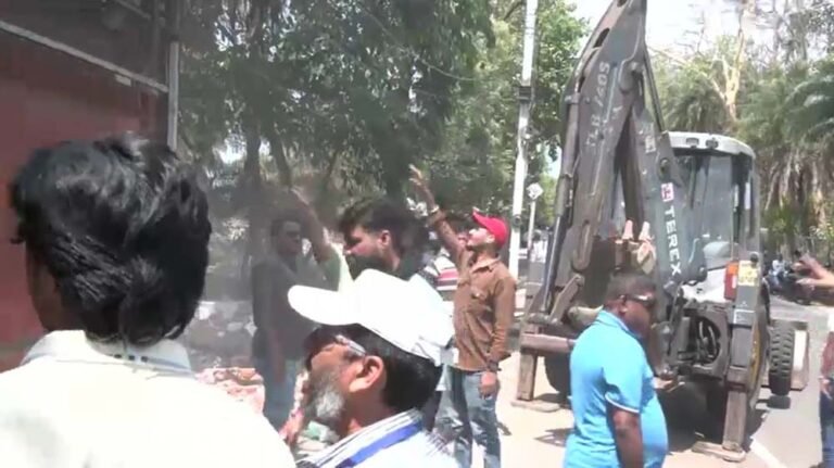 बड़े तालाब के पास रसूखदारों के 347 अवैध बंगलों पर शुरू हुई बुलडोजर कार्रवाई