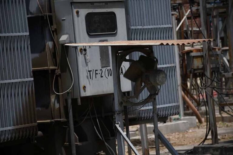 ओवरलोड ट्रांसफार्मर से हाहाकार,लखनऊ के कई इलाके बिजली कटौती से जूझे