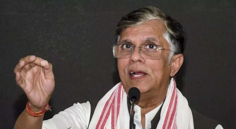 पवन खेड़ा की मुसीबत बढ़ी, दिल्ली और असम पुलिस ने दी घर पर दस्तक