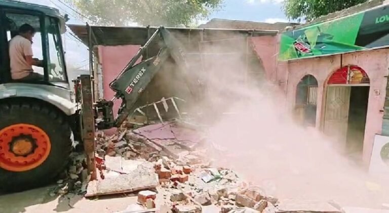 भोपाल में बड़ा तालाब के पास बुलडोजर की कार्रवाई, 9 दुकानों को गिराया, 347 अन्य पर कार्रवाई की तैयारी