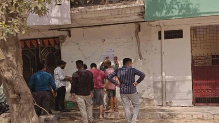 शास्त्रीनगर में तनाव: दुकानों को बचाने महिलाएं, पुलिस तैनात