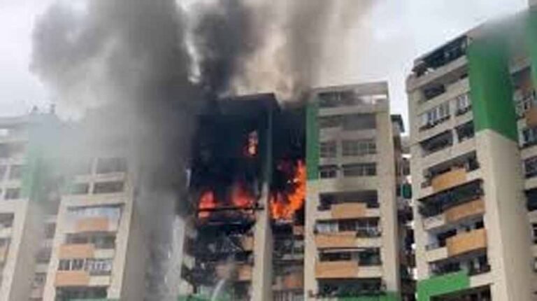 इंदिरापुरम हाईराइज में आग से हड़कंप: गौर ग्रीन एवेन्यू में 8 फ्लैट प्रभावित, दमकल की 20 गाड़ियां मौके पर