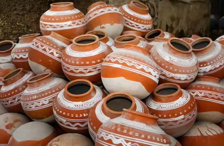 घर में पानी के मटके रखने के वास्तु नियम: सुख-समृद्धि और धन की बढ़ोतरी के लिए