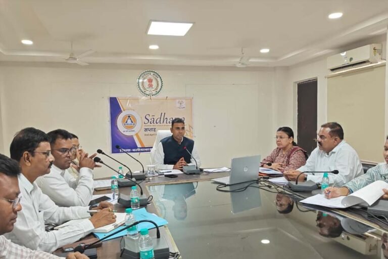 बलौदाबाजार : लोक सेवा गारंटी के प्रकरणों का समय सीमा में करें निराकरण-कलेक्टर