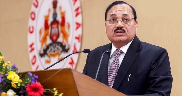 CJI सूर्यकांत ने सुप्रीम कोर्ट में पहली बार लिया मोबाइल, कौन था संदेश भेजने वाला?