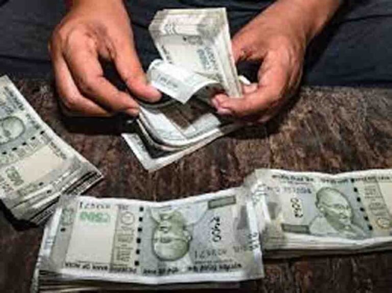 पुलिस की छापेमारी में चार जालसाज गिरफ्तार, बाजारों में खपाए जा रहे थे 500 के नकली नोट