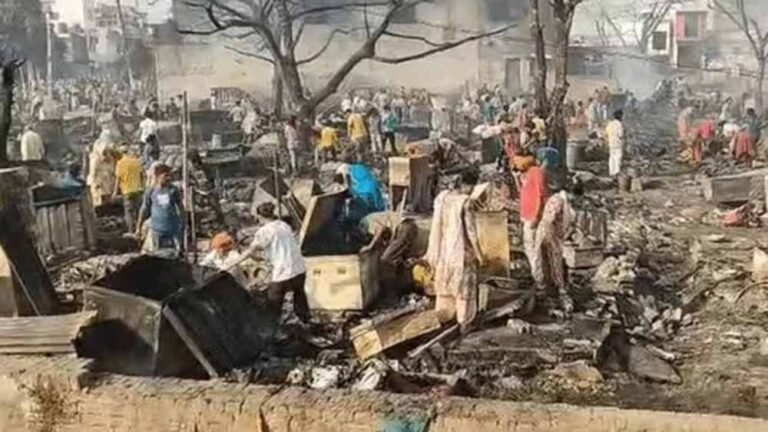 एक हजार झुग्गियां जलकर खाक: सिलेंडर धमाकों से फैली आग