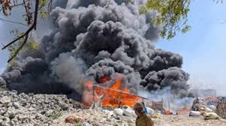 इंदिरापुरम के कनावनी में आग का तांडव, 4 घंटे की मशक्कत के बाद काबू