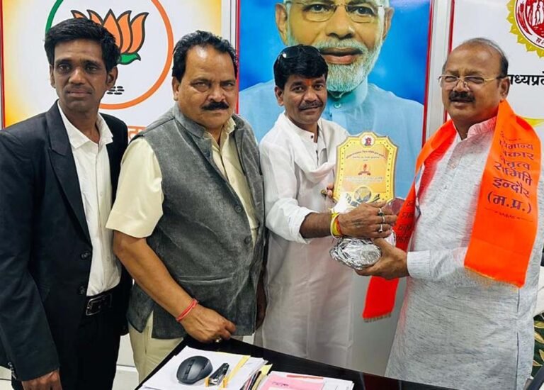 मंत्री दिलीप जायसवाल से मुलाकात, सम्मानित किए गए पत्रकार समिति के नेता