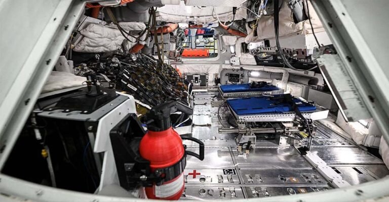 चंद्रमा से लौटते वक्त 192 करोड़ का टॉयलेट हुआ जाम, 4 यात्री फंसे अजीब समस्या में