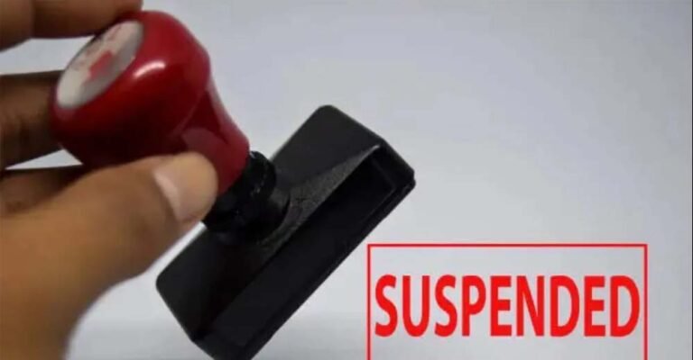 कलेक्टर की सख्त कार्रवाई: शिक्षा के मंदिर में नशे का काला धब्बा, दो शिक्षक निलंबित