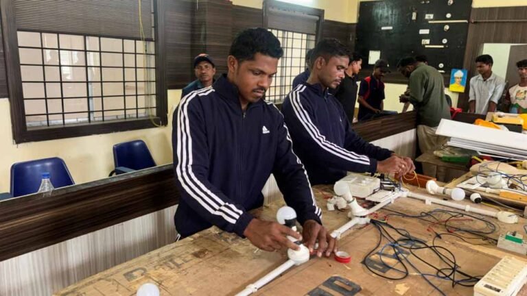 बारूद की गंध की जगह अपने भविष्य विकास गढने लगे हैं