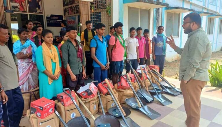 कलेक्टर ने लाइवलीहुड कॉलेज में 32 पुनर्वासित युवाओं को मेसन किट वितरण किया