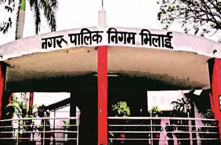 अवैध अवकाश पर कड़ा एक्शन: नगर निगम ने कसी लगाम, दो अधिकारी निलंबित